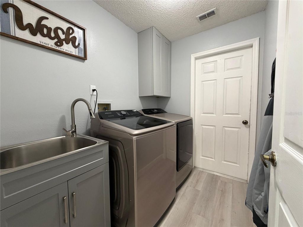 Image 25 of property listing at 1029 SURGE COURT, Orlando, FL 32828