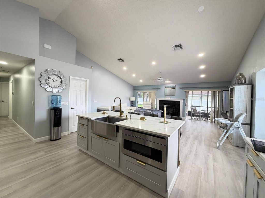 Image 7 of property listing at 1029 SURGE COURT, Orlando, FL 32828