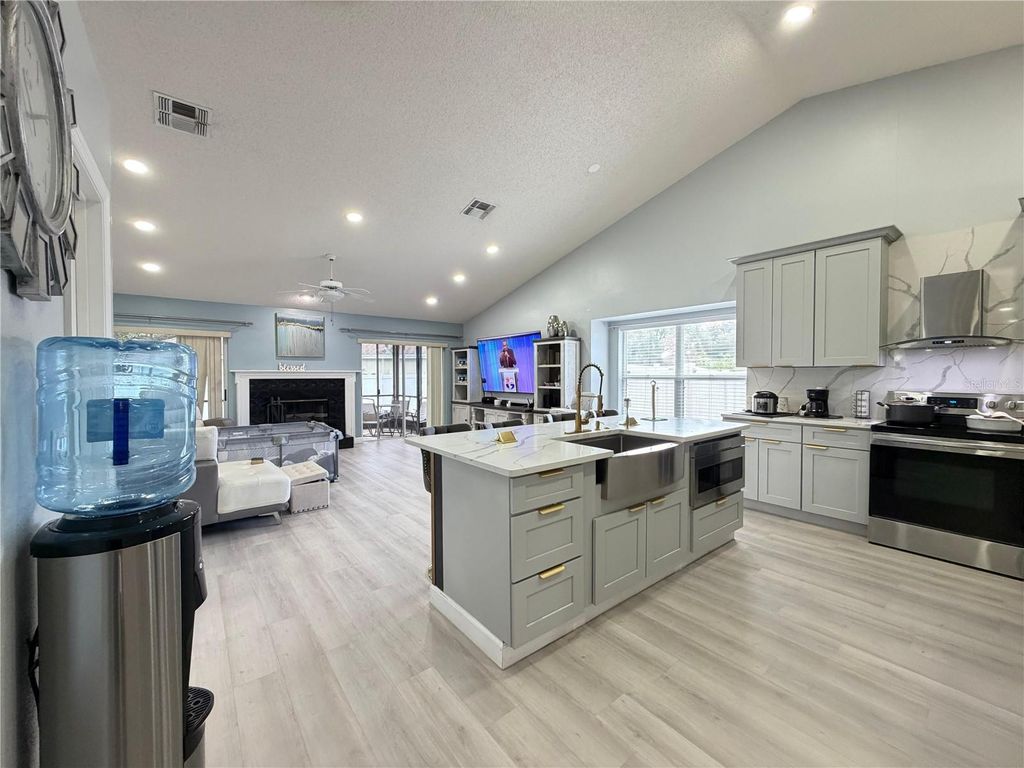 Image 10 of property listing at 1029 SURGE COURT, Orlando, FL 32828