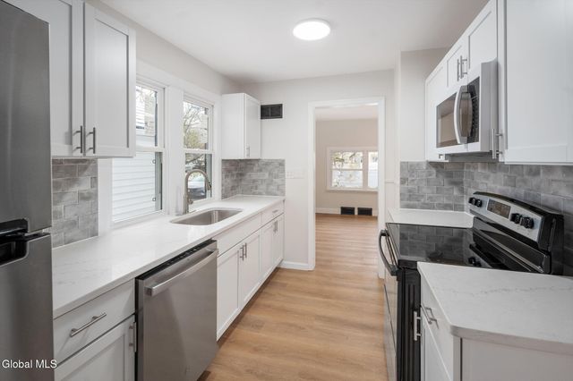 11 Saratoga Drive, Glenville, NY 12302