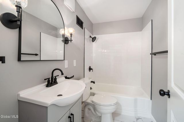 11 Saratoga Drive, Glenville, NY 12302