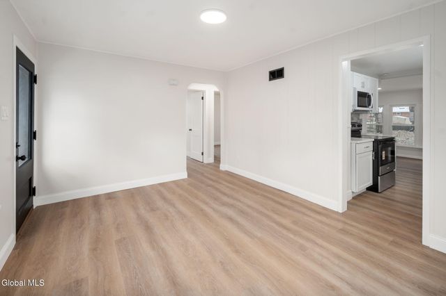 11 Saratoga Drive, Glenville, NY 12302