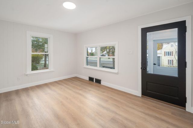 11 Saratoga Drive, Glenville, NY 12302