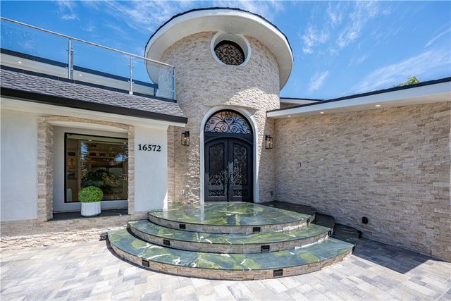 16572 Carousel, Huntington Beach, CA 92649
