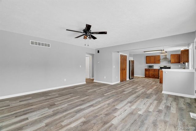 2140 W Drahner Road, Oxford, MI 48371