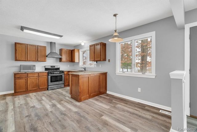 2140 W Drahner Road, Oxford, MI 48371