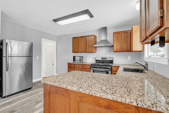 2140 W Drahner Road, Oxford, MI 48371