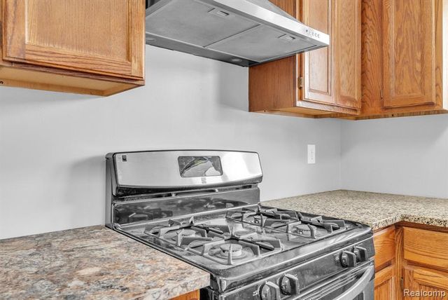 2140 W Drahner Road, Oxford, MI 48371