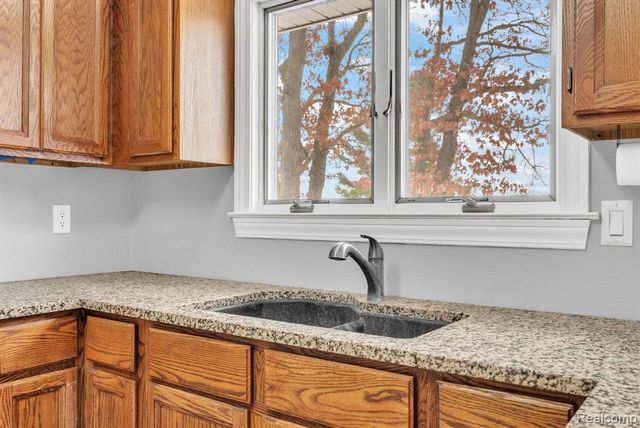 2140 W Drahner Road, Oxford, MI 48371