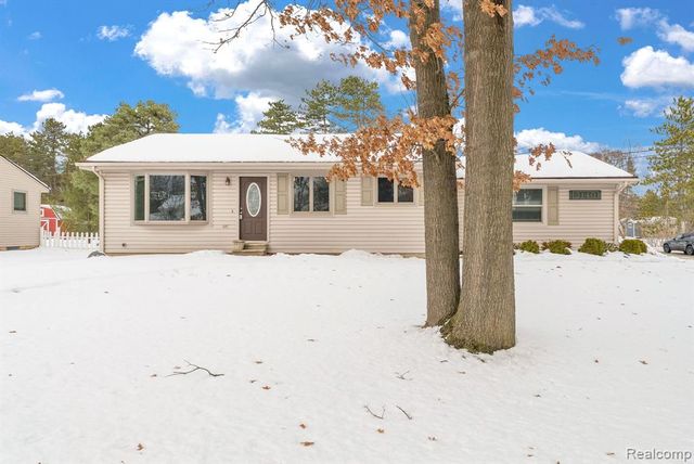 2140 W Drahner Road, Oxford, MI 48371