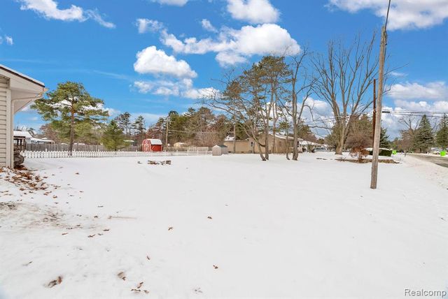 2140 W Drahner Road, Oxford, MI 48371