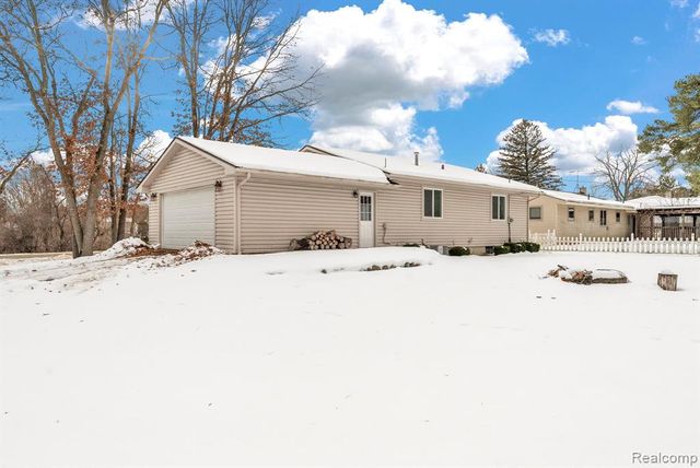2140 W Drahner Road, Oxford, MI 48371