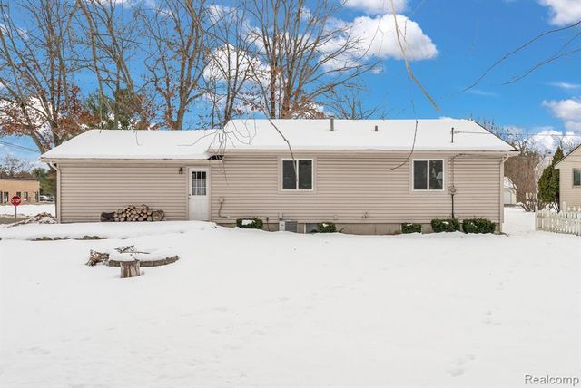 2140 W Drahner Road, Oxford, MI 48371