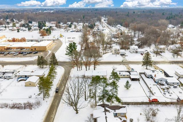 2140 W Drahner Road, Oxford, MI 48371