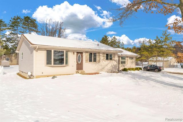 2140 W Drahner Road, Oxford, MI 48371