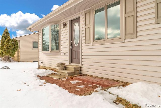 2140 W Drahner Road, Oxford, MI 48371