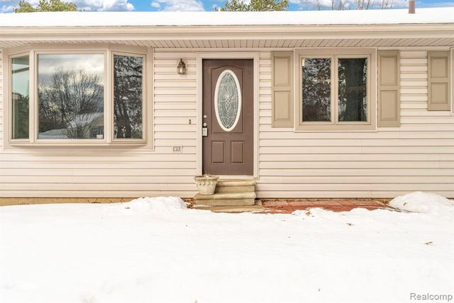 2140 W Drahner Road, Oxford, MI 48371