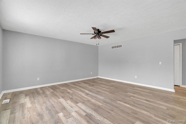 2140 W Drahner Road, Oxford, MI 48371