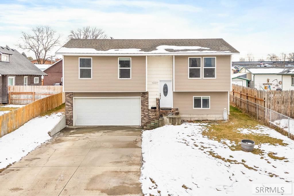 Image 1 of property listing at 1007 Falls Avenue, American Falls, ID 83211