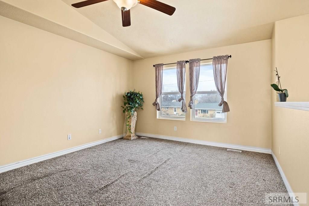 Image 4 of property listing at 1007 Falls Avenue, American Falls, ID 83211