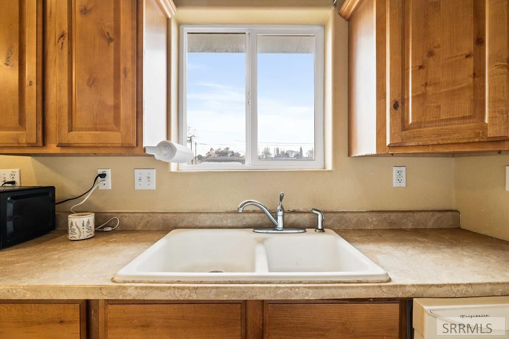 Image 7 of property listing at 1007 Falls Avenue, American Falls, ID 83211