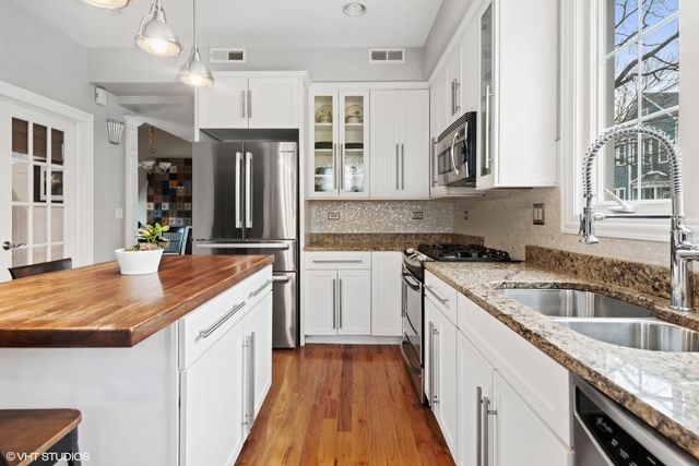 3034 N Greenview Avenue, Chicago, IL 60657