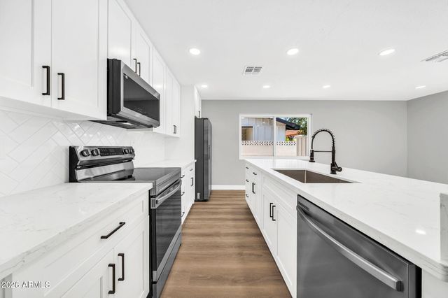 8219 E WHITTON Avenue, Scottsdale, AZ 85251