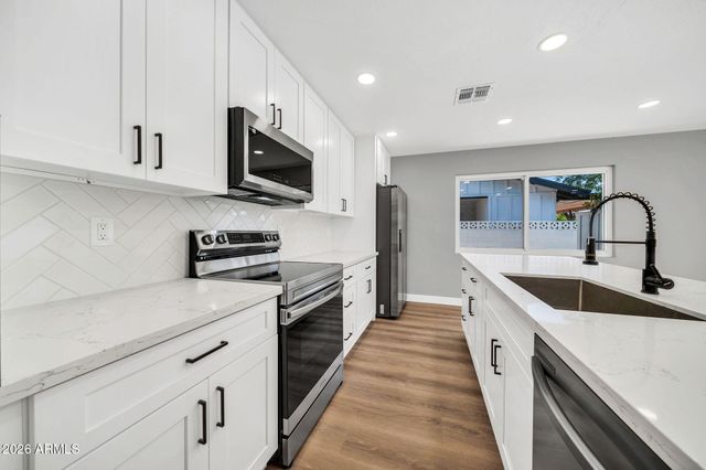 8219 E WHITTON Avenue, Scottsdale, AZ 85251