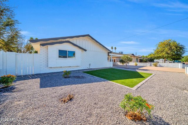 8219 E WHITTON Avenue, Scottsdale, AZ 85251