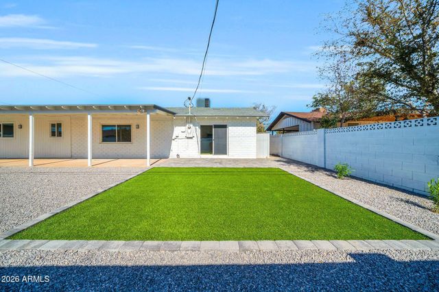 8219 E WHITTON Avenue, Scottsdale, AZ 85251