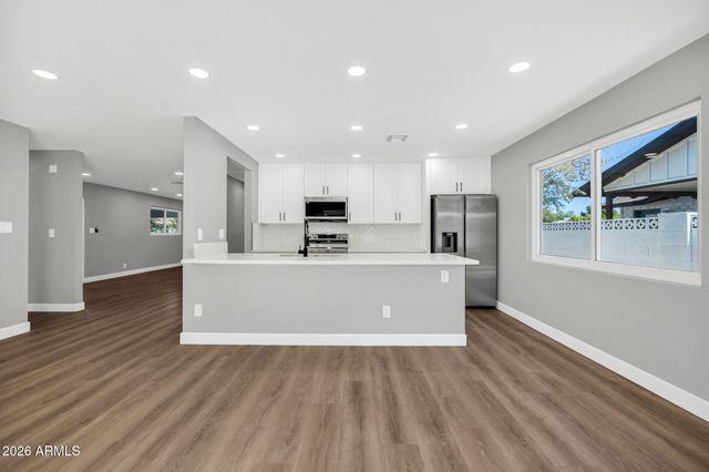 8219 E WHITTON Avenue, Scottsdale, AZ 85251