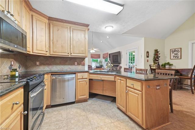103 Tradewinds DR, Yorktown, VA 23693