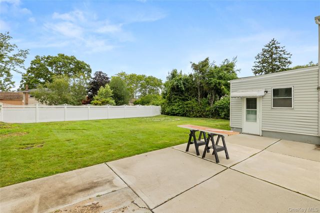 175 Centre Avenue, Lindenhurst, NY 11757