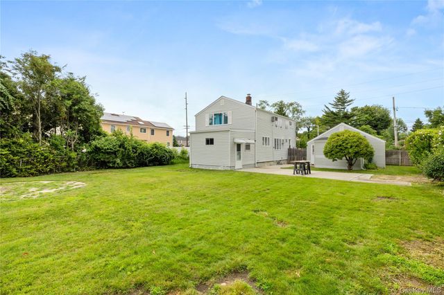 175 Centre Avenue, Lindenhurst, NY 11757