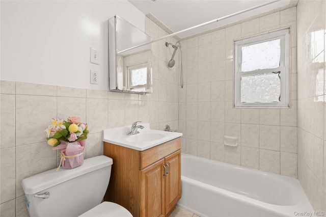 175 Centre Avenue, Lindenhurst, NY 11757