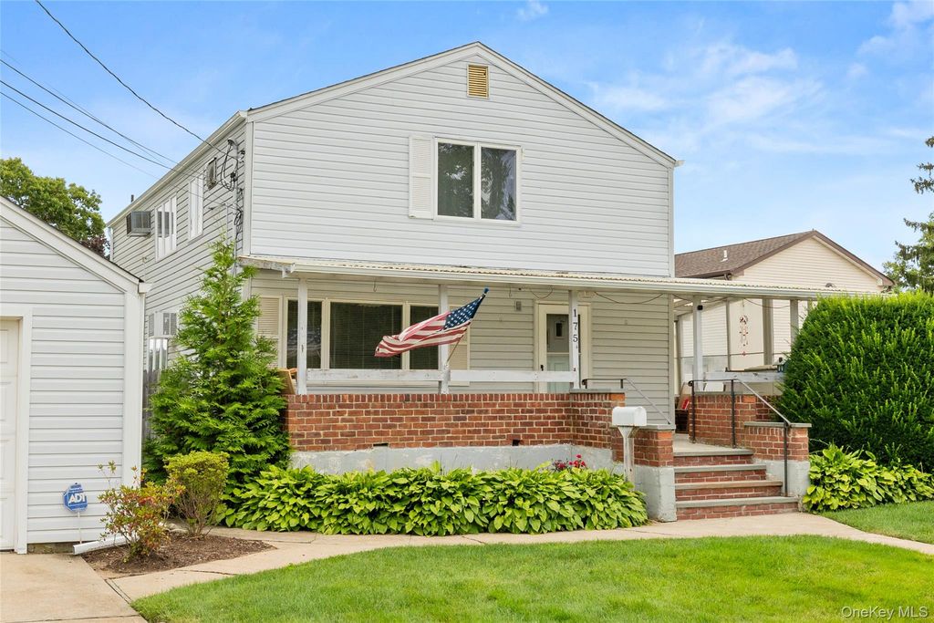 175 Centre Avenue, Lindenhurst, NY 11757