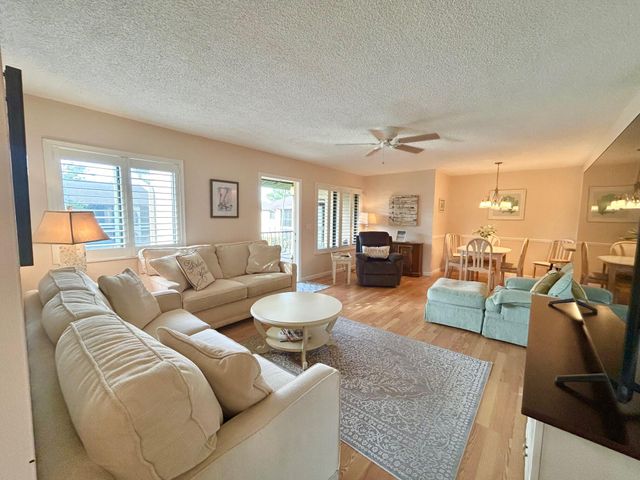 443 Pine Glen Lane B-2, Greenacres, FL 33463