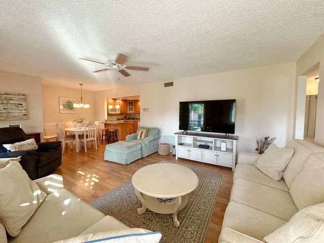 443 Pine Glen Lane B-2, Greenacres, FL 33463