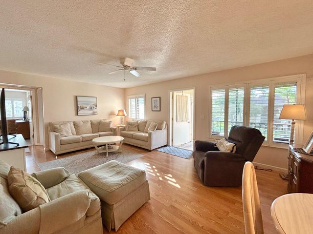 443 Pine Glen Lane B-2, Greenacres, FL 33463