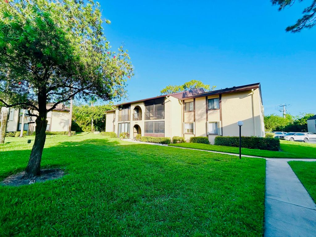 443 Pine Glen Lane B-2, Greenacres, FL 33463