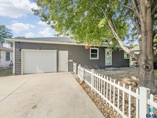 1105 S Tabbert Cir, Sioux Falls, SD 57103