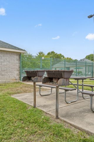 2118 S Forrest Heights Avenue, Springfield, MO 65809