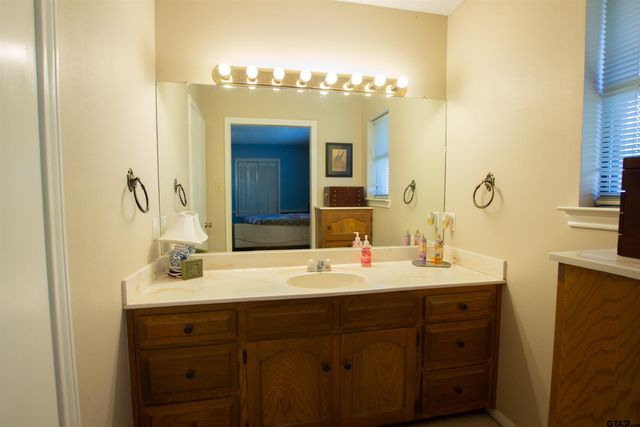 6001 Huntington Dr, Tyler, TX 75703