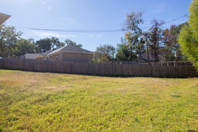 6001 Huntington Dr, Tyler, TX 75703