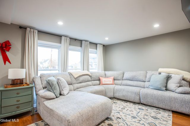 8 Hemstreet Avenue, Schaghticoke, NY 12118