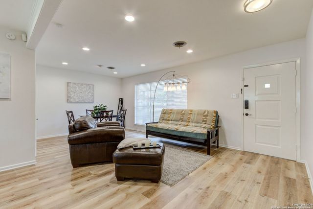 502 DOWNSHIRE DR, San Antonio, TX 78216