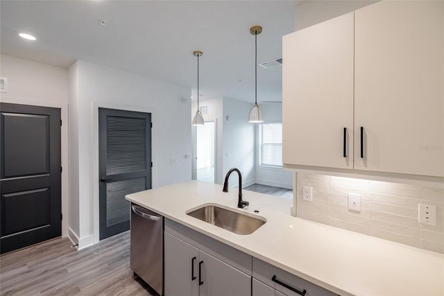 1420 LAKEFRONT DRIVE 2103, Sarasota, FL 34240