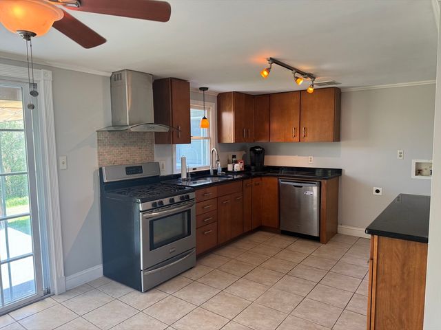 52 Sheraton Ave, Somerset, MA 02725