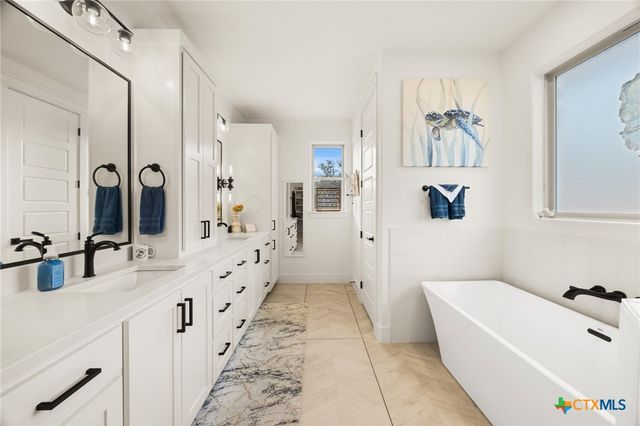 11205 Golden Eagle Avenue, Salado, TX 76571