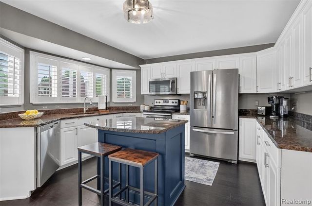 46582 Middle Brook Drive, Macomb, MI 48044